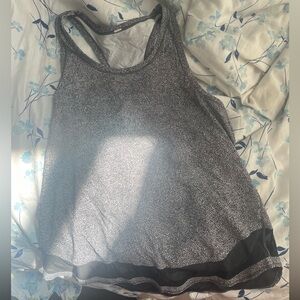 super cute lulu tank top! tag is ripped off fits a size 8-10